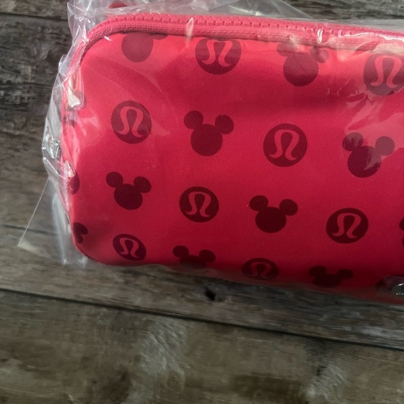 NEW DISNEY X LULULEMON EVERYWHERE BELT BAG MICKEY LOGO - Picture 8 of 9